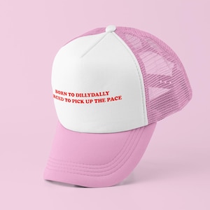 Geboren zu Dillydally Trucker Hat | Y2K Trucker Kappe | Anpassbare Mütze | Baseballmütze | Geschenk für Sie | Nettes Geschenk | Lustige Trucker Mütze | Unisex