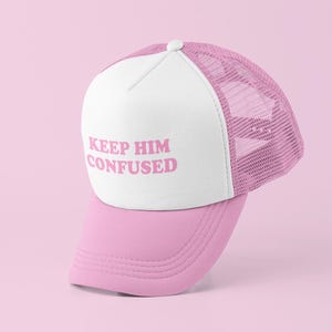 Keep Him Verwirrt Trucker Cap | Y2K Trucker Kappe | Anpassbare Mütze | Baseballmütze | Geschenk für Sie | Nettes Geschenk | Lustige Trucker Mütze |