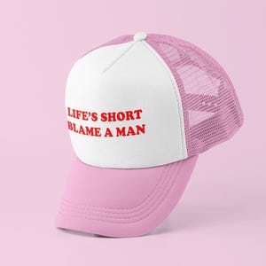 Life&#39;s Short Blame ein Mann Trucker Hat | Y2K Trucker Kappe | Anpassbare Mütze | Baseballmütze | Geschenk für Sie | Nettes Geschenk | Lustige Trucker Mütze |