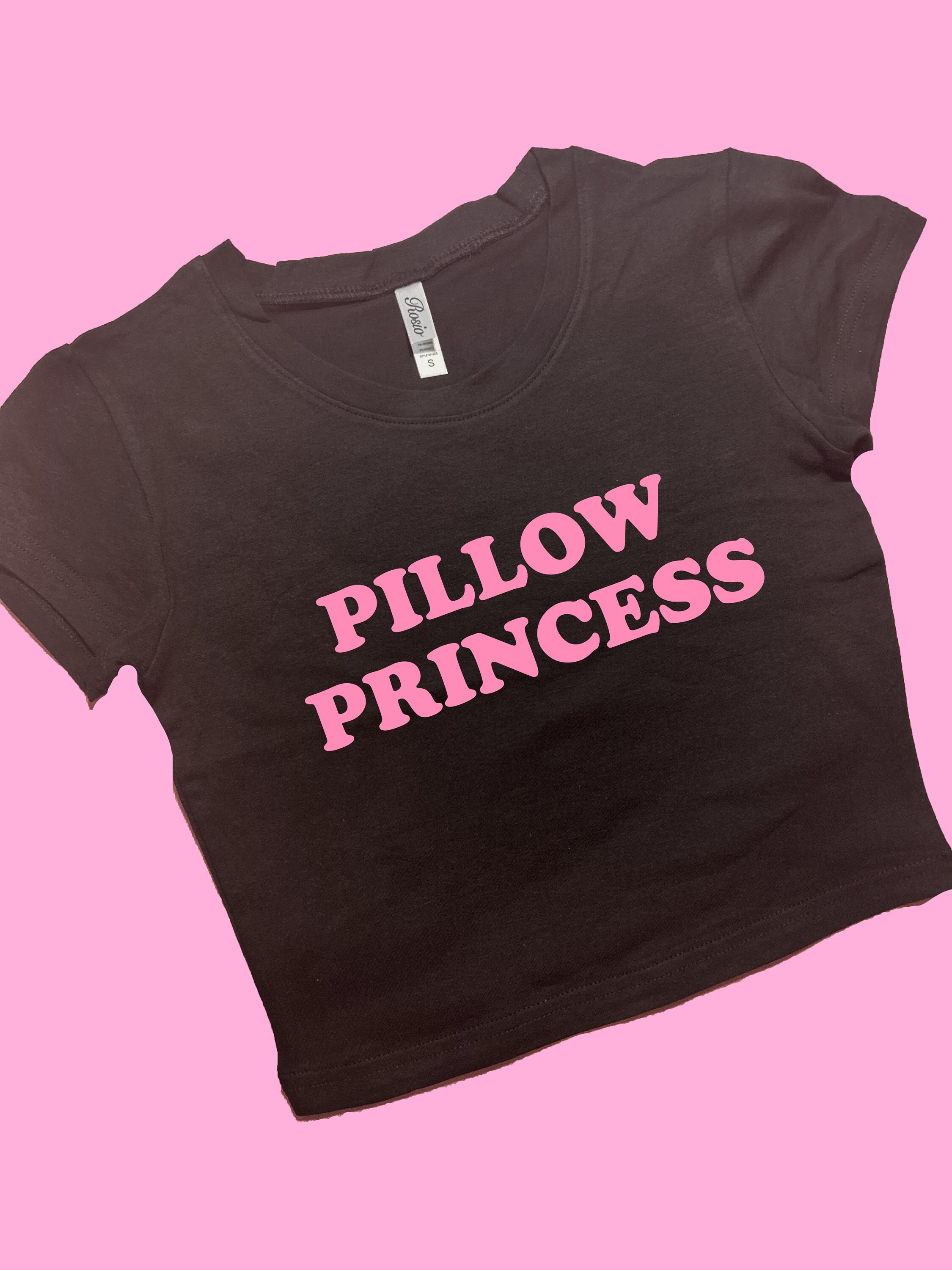 Kissen Prinzessin SNUG FIT Crop Top | Niedliches Crop-Top | Grafik Top | Geschenk für sie | Y2K Baby T-Shirt | Geschenk für Freundin | Y2K bauchfreies Top
