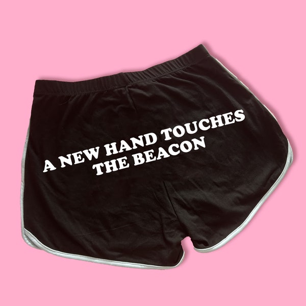 Eine neue Hand berührt die Beacon Delphin Shorts | Benutzerdefinierte Delphin Shorts | Y2K Shorts | Niedliche Shorts Lustige Shorts Shorts | Lounge Shorts | Retro | Knall