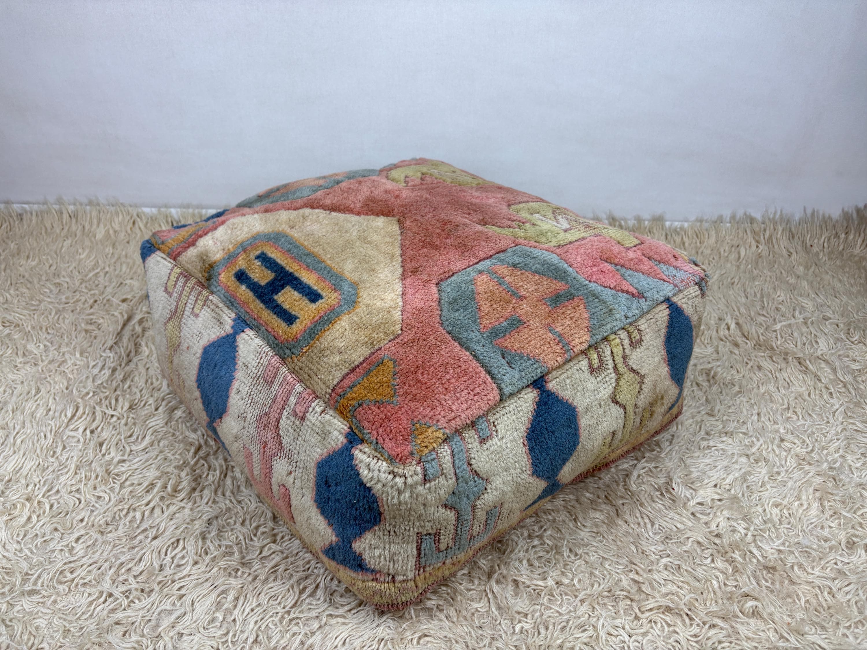 Oreiller de sol fait main à partir d'un tapis boucherouite recyclé Pouf