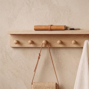 Hylla med krokar, flytande ställ i massivt trä med pinnar, specialdesignade prydnadshyllor
