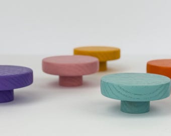 Bunte Knäufe aus Holz, runde Möbelknäufe, kleine Holzgriffe, Möbelknäufe, bunte Möbelknöpfe, runde Möbelknäufe, vintage Möbelknäufe, vintage Möbelknäufe