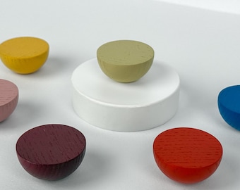 小さな丸い木製ノブ、塗装されたドレッサーの引き出しの取っ手、黄色のキャビネットノブ、子供部屋の装飾、子供用家具の金具、新築祝いのギフト