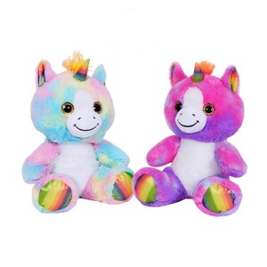 Peut inclure: Deux peluches en forme de licorne, l'une bleue et rose avec des accents arc-en-ciel, et l'autre violette et rose avec des accents arc-en-ciel.