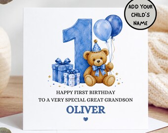 Op de afbeelding: Een vierkante wenskaart met een groot blauw cijfer één, een bruine teddybeer met een blauwe feesthoed en strik, twee blauwe ballonnen en twee blauwe cadeaus. De tekst luidt: HAPPY FIRST BIRTHDAY TO A VERY SPECIAL GREAT GRANDSON OLIVER.