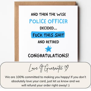 Op de afbeelding: Een vierkante wenskaart met een bruine envelop met de zwarte tekst: AND THEN THE WISE POLICE OFFICER DECIDED... FUCK THIS SHIT AND RETIRED CONGRATULATIONS! De woorden POLICE OFFICER en FUCK THIS SHIT zijn in het blauw gemarkeerd.