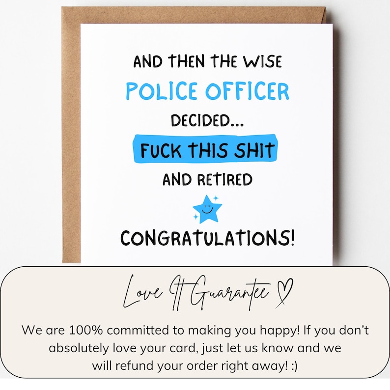 Op de afbeelding: Een vierkante wenskaart met een bruine envelop met de zwarte tekst: AND THEN THE WISE POLICE OFFICER DECIDED... FUCK THIS SHIT AND RETIRED CONGRATULATIONS! De woorden POLICE OFFICER en FUCK THIS SHIT zijn in het blauw gemarkeerd.