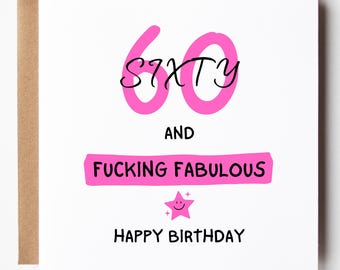 Op de afbeelding: Een witte kaart met roze tekst die "60 SIXTY AND FUCKING FABULOUS" en "HAPPY BIRTHDAY" zegt. Er is een roze ster met een smiley in het midden van de kaart.