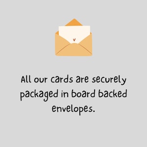 Puede incluir: Un sobre amarillo con una tarjeta blanca en su interior. El texto de la imagen dice "All our cards are securely packaged in board backed envelopes."