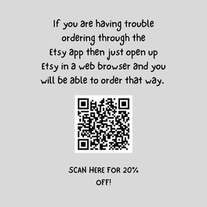 Puede incluir: Un c&oacute;digo QR en blanco y negro con el texto "SCAN HERE FOR 20% OFF!" debajo. El texto sobre el c&oacute;digo QR dice "Si tienes problemas para ordenar a trav&eacute;s de la aplicaci&oacute;n Etsy, simplemente abre Etsy en un navegador web y podr&aacute;s ordenar de esa manera."