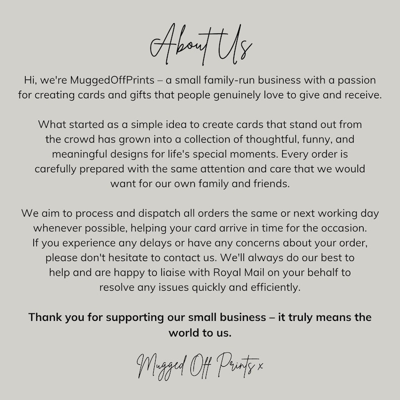 以下が含まれることがあります： About Usというタイトルのライトグレーのインフォメーションカード。MuggedOffPrintsという家族経営のビジネスを紹介する黒いテキストが記載されています。カードやギフトの制作、注文処理、カスタマーサポートへの取り組みについて説明されています。