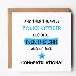 Op de afbeelding: Een witte wenskaart met een bruine envelop. De kaart heeft de tekst "AND THEN THE WISE POLICE OFFICER DECIDED... FUCK THIS SHIT AND RETIRED CONGRATULATIONS!" in zwart en blauw, met een blauwe ster.