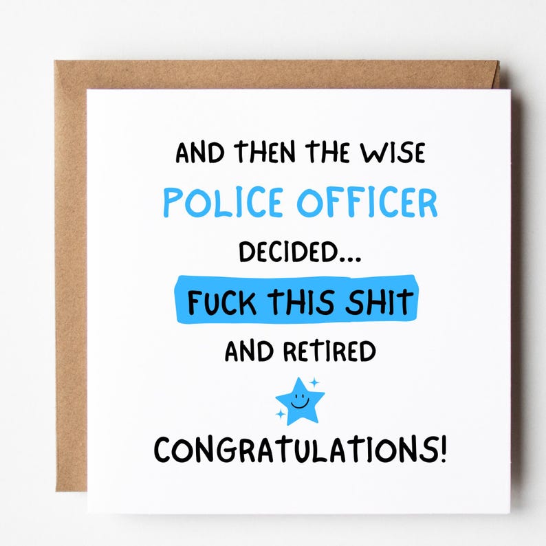 Op de afbeelding: Een witte wenskaart met een bruine envelop. De kaart heeft de tekst "AND THEN THE WISE POLICE OFFICER DECIDED... FUCK THIS SHIT AND RETIRED CONGRATULATIONS!" in zwart en blauw, met een blauwe ster.