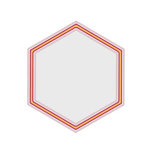 Puede incluir: Un diseño geométrico con un hexágono gris claro y un borde decorativo. El borde consta de una fina línea blanca, una línea amarilla más gruesa y una línea exterior granate. El diseño está sobre un fondo blanco.