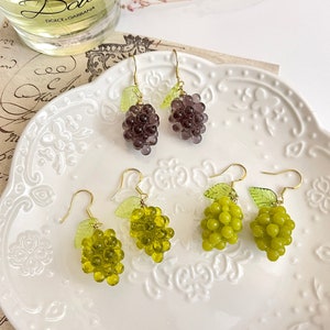 Pendientes de uva de oro de 14 quilates, pendientes de verano, pendientes de frutas, pendientes de hojas, pendientes bonitos, pendientes estéticos, regalo de cumpleaños para ella.