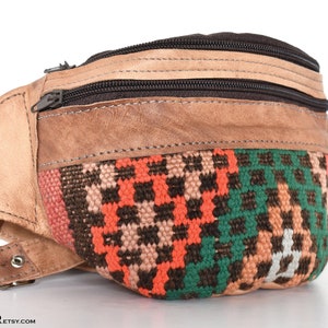 Kilim orange et vert en coton motif patchwork, sac banane en cuir marocain, style bohème hippie, cuir naturel véritable, cadeau unique unisexe