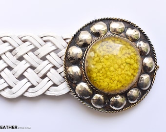 Ceinture en cuir tressé marocain fait main blanc, ceinture en cuir tressé blanc avec boucle en pierres jaunes, style cool, hippie, ceinture femme