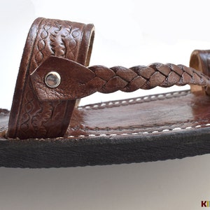 SANDALES en cuir marron foncé, chaussures d'été marocaines traditionnelles, cuir naturel fait main au Maroc, chaussures Bereber vintage, sandales plates unisexes image 6