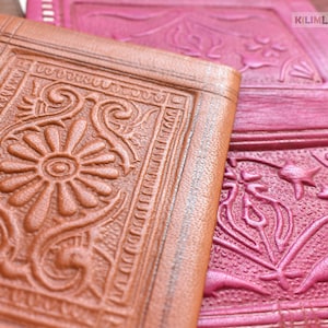 Cartera de cuero con relieves florales para monedas y billetes, Monedero de piel, Varios colores para elegir, hecho a mano, estilo marroquí