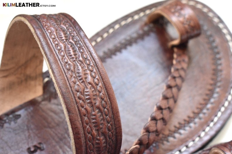 SANDALES en cuir marron foncé, chaussures d'été marocaines traditionnelles, cuir naturel fait main au Maroc, chaussures Bereber vintage, sandales plates unisexes image 2