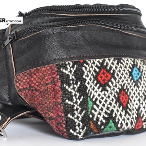 Sac banane en cuir noir avec motif unique kilim en coton rouge vert bleu et blanc, design unique pour vous, petit sac marocain