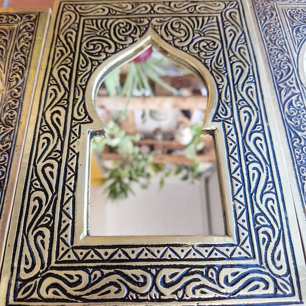 Miroir mural argenté, décoration miroir dorée, porte arabe avec détails floraux gravés, style maroc, miroir décoration murale, miroir décoratif