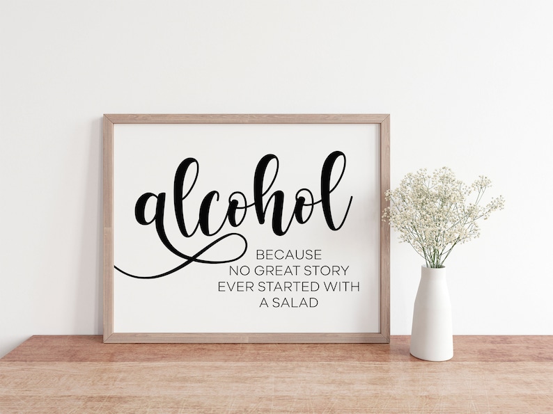 Targa In Metallo Divertente Per Pub E Bar - Scritta In Inglese 'Alcohol Because No Great Story Ever' - 28x12 Cm, Regalo Umoristico