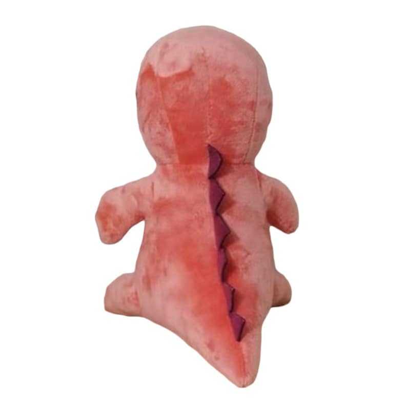 Pu&ograve; includere: Un giocattolo di dinosauro di peluche rosa con una coda e spine bordeaux. Il dinosauro &egrave; seduto con la coda arrotolata dietro di lui.
