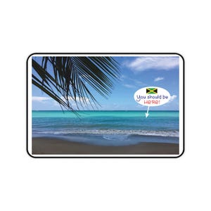 Alfombrilla de escritorio, cuaderno y bolso con diseños de escenas de playa tropical.