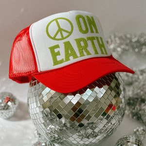 Peace on Earth Trucker Hat Holiday Red and Green Hat Christmas Trucker Hat Unisex Holiday Party Outfit Y2K Christmas Hat Women Gift Trucker