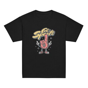 Peut inclure: T-shirt noir avec une illustration de dessin anim&eacute; d'une main rouge, blanche et bleue avec le texte "Go Sports" en jaune.