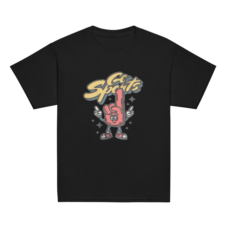 Peut inclure: T-shirt noir avec une illustration de dessin anim&eacute; d'une main rouge, blanche et bleue avec le texte "Go Sports" en jaune.