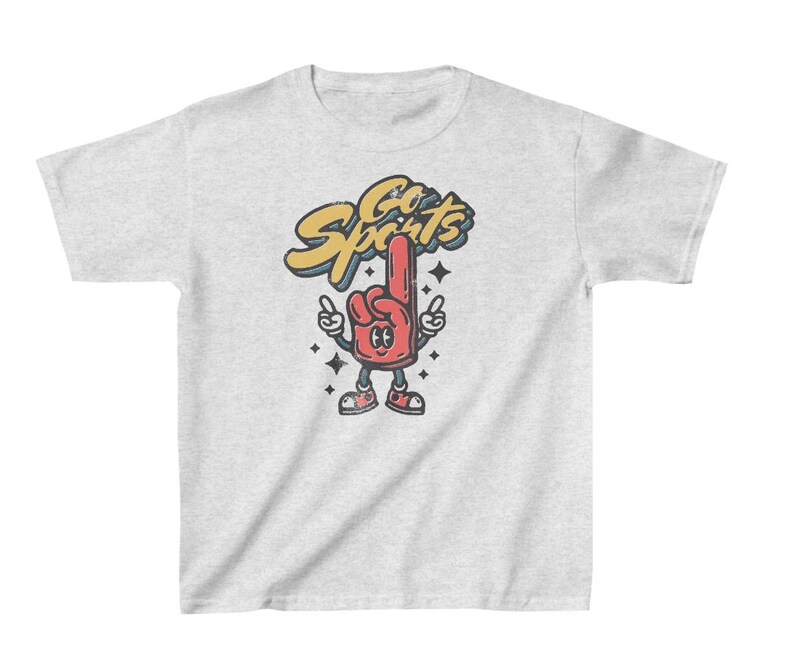 Peut inclure: Un t-shirt gris avec une illustration de dessin anim&eacute; d'un doigt en mousse rouge avec un visage et le texte "Go Sports" en jaune et bleu.