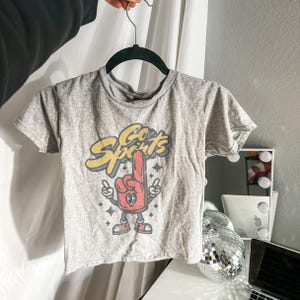 Go Sports Baby Tee Women Cute Football Game Crop Top College Football Shirt Retro Baby Tee Graphic Game Outfit Women High School Football
