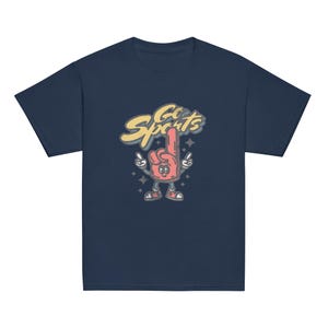 Peut inclure: T-shirt bleu marine avec une illustration de dessin anim&eacute; d'un doigt en mousse rouge avec un visage souriant. Le doigt pointe vers le haut et le texte "Go Sports" est au-dessus du doigt.