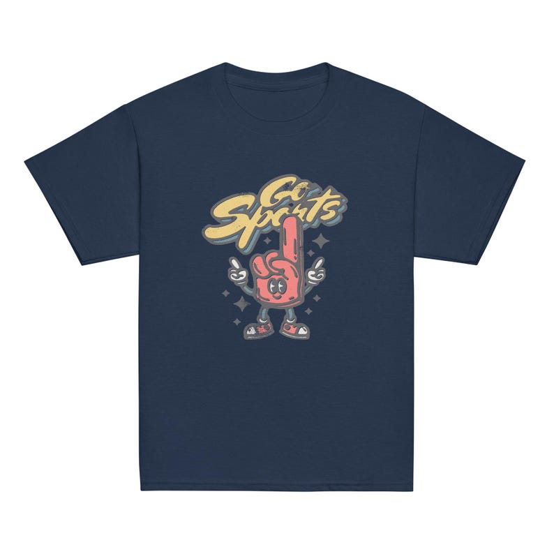 Peut inclure: T-shirt bleu marine avec une illustration de dessin anim&eacute; d'un doigt en mousse rouge avec un visage souriant. Le doigt pointe vers le haut et le texte "Go Sports" est au-dessus du doigt.
