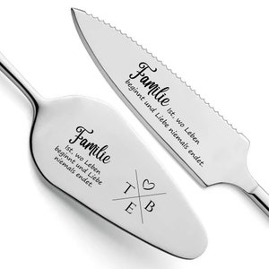 Può includere: Un set di coltello e spatola per torta in argento con la scritta "Familie ist, wo Leben beginnt und Liebe niemals endet." La spatola ha anche le iniziali "T E B" e un simbolo di cuore.