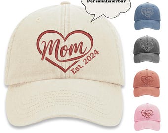 Op de afbeelding: Crèmekleurige baseballpet met een rood hartontwerp en het geborduurde woord "Mom". De tekst "Est. 2024" staat eronder. Extra petten in blauw, grijs, koraal en roze worden getoond.