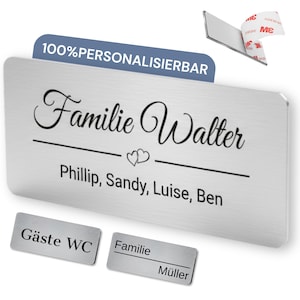 Könnte beinhalten: Rechteckiges Schild aus gebürstetem Metall mit dem Text "Familie Walter" in eleganter Schrift und den Namen Phillip, Sandy, Luise und Ben darunter. Enthält zwei kleinere Schilder mit dem Text "Gäste WC" und "Familie Müller". Das Schild lautet "100% PERSONALISIERBAR".