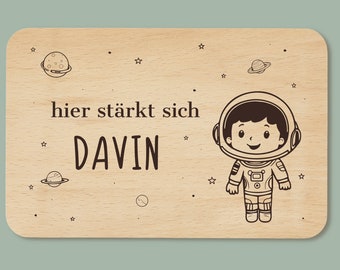 Frühstücksbrettchen Astronaut mit Namen - Holzbrettchen Weltall für Kinder personalisiert mit Gravur