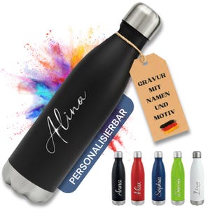 Op de afbeelding: Zwarte geïsoleerde waterfles met een zilveren dop en bodem, gepersonaliseerd met de naam "Alina" in zilveren letters. Een label leest "GRAVUR MIT NAMEN UND MOTIV" met een Duitse vlag. Extra flessen in zwart, rood, blauw, groen en wit worden getoond.
