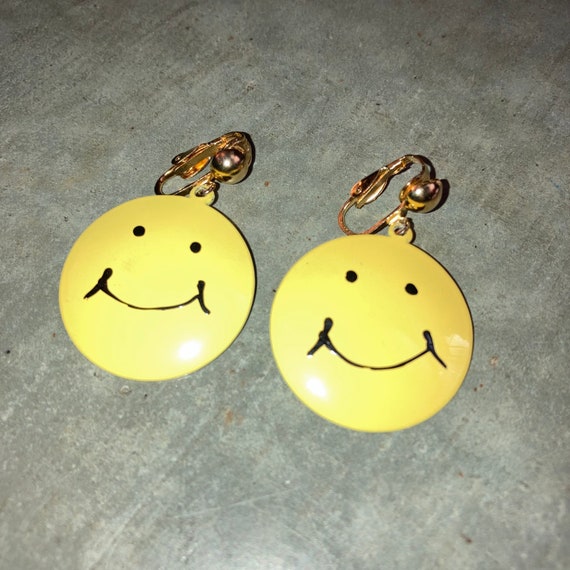 Vintage 70's Large Yellow Enamel Smiley Face Clip… - image 2