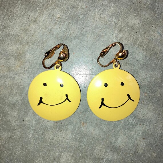 Vintage 70's Large Yellow Enamel Smiley Face Clip… - image 1