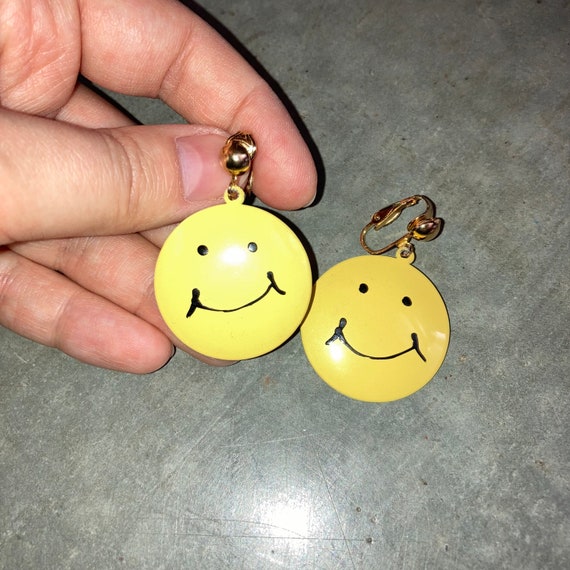 Vintage 70's Large Yellow Enamel Smiley Face Clip… - image 3
