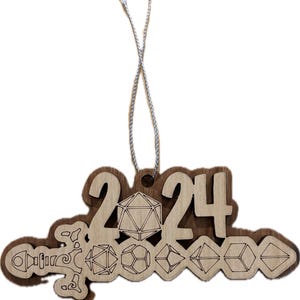 Ornamento natalizio DnD aggiornato 2024 - Spada con dadi - Regalo per giocatori - Ornamento per albero di gioco di ruolo - Anno del giocatore - Regalo di famiglia