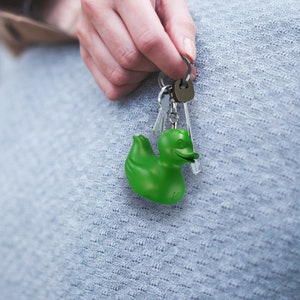 Porte-clés de canard vert foncé, petit canard coloré, cadeau unisexe, petit caneton en résine, cadeau de tous les jours pour lui ou elle
