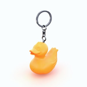 Porte-clés de caneton orange, canard mignon et ludique, cadeau unisexe, petit caneton en résine, porte-clés en zinc, cadeau décontracté de tous les jours