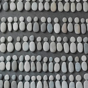 Piedras marinas con figuras humanas: Guijarros de diseño artesanal (35 juegos), Personas de 1,5 a 3,5 cm, 0,6" (cabeza) a 1,3" (cuerpo)